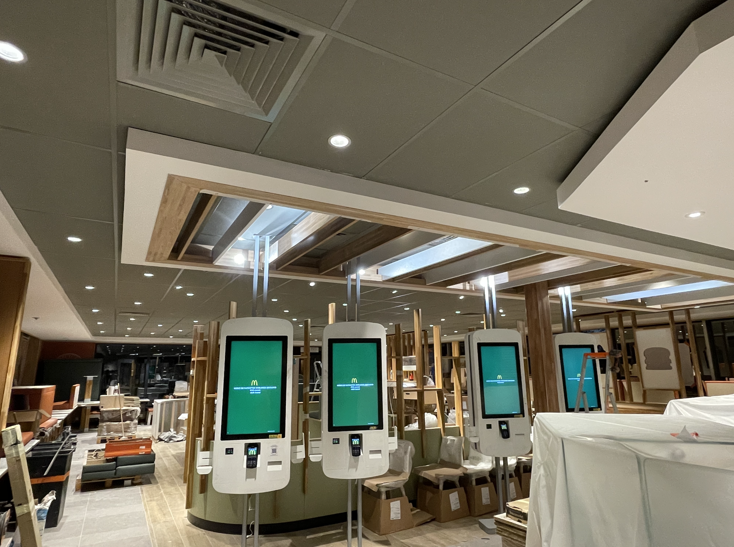 travaux de rénovation pour le Macdo de Carquefou. Réalisé par Le Plaquiste Montpelliérain